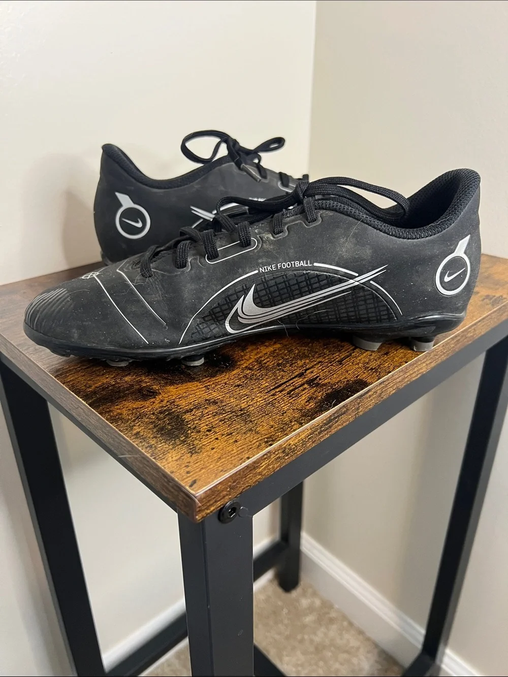 Nike sleek black